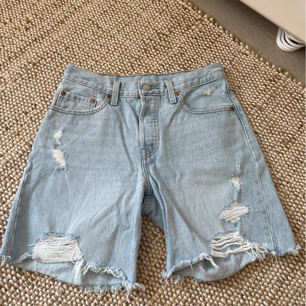 W26 LEVI’s MIDI shorts!